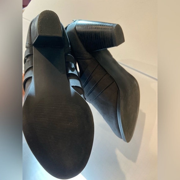 ShoeDazzle~Matte Black Faux Leather Criss Cross Strap Buckle Ankle Boot~Size 8.5 - Picture 9 of 11